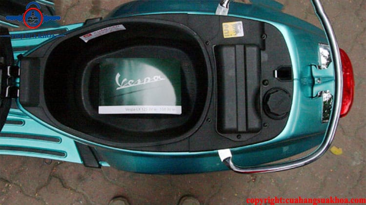 Mở cốp xe máy Vespa an toàn