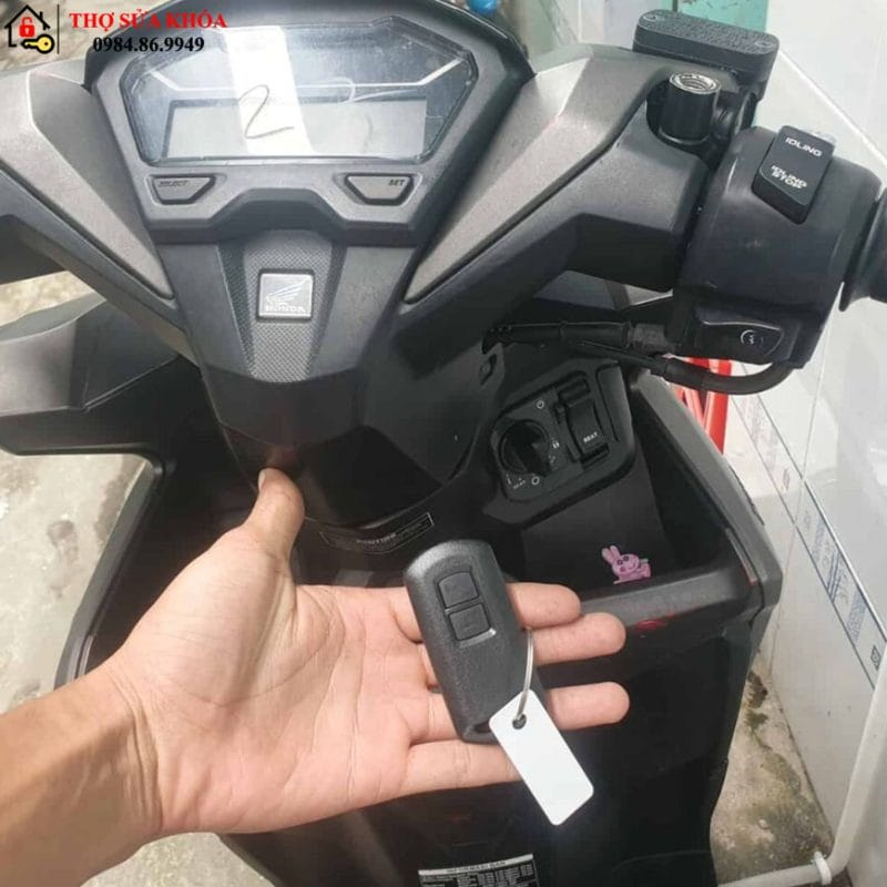 smartkey vision không vặn được