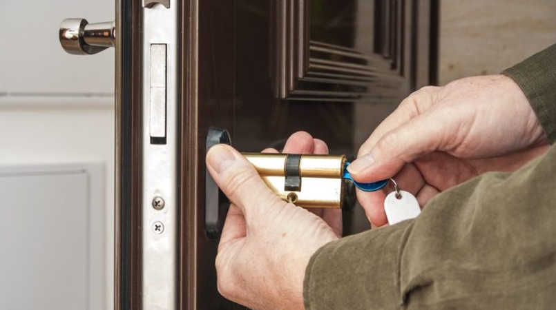 Mẹo khắc phục lõi khóa cửa gỗ bị lỏng, quay tròn khó mở