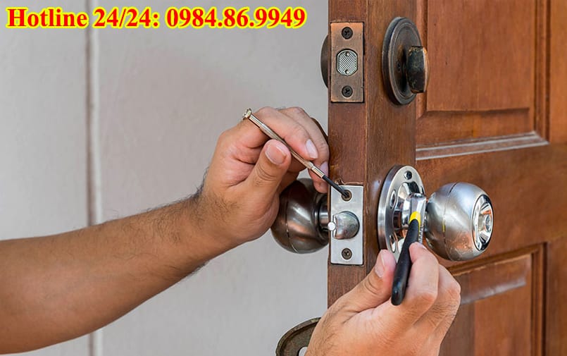 Thay ổ khóa cửa tay nắm tròn