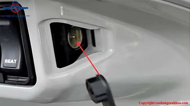 Tiến hành mở cốp bằng thanh nhựa hình lục giác
