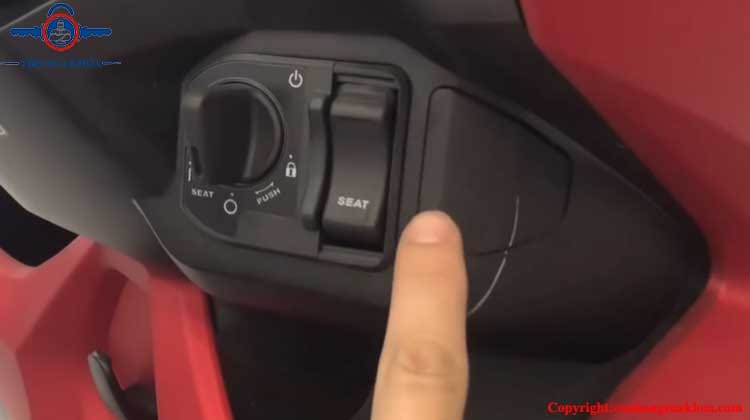 Lấy miếng nhựa bên hông ra