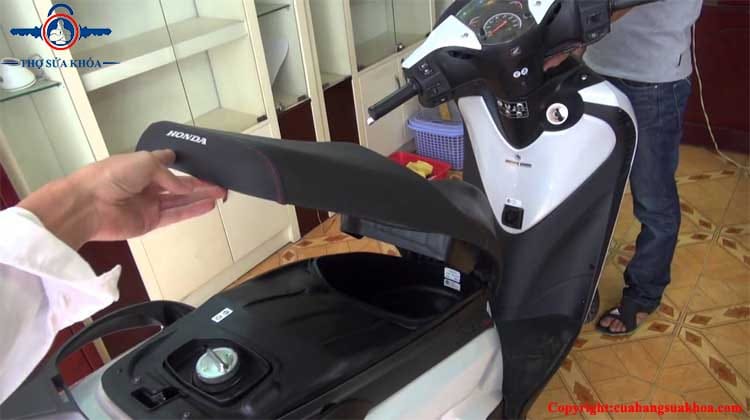 Cách mở cốp xe SH 150i khi mất chìa khóa
