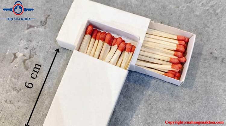 Cách mở ổ khóa bấm bằng diêm