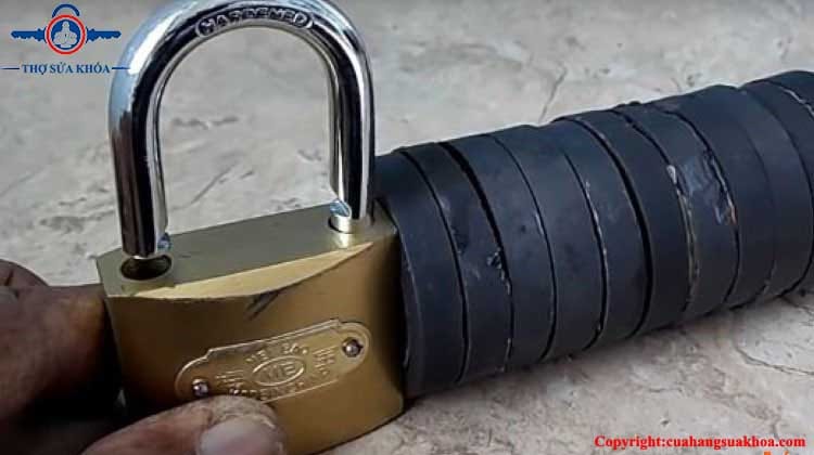 Cách phá ổ khóa cửa bấm bằng nam châm