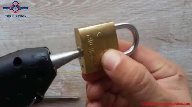 Cách bẻ khóa bằng súng bắn keo, keo nến