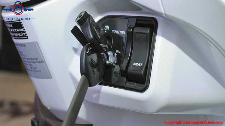 cách mở khóa cổ xe vision