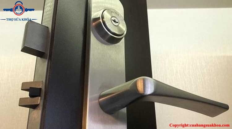 phân biệt khóa tay gạt inox 304