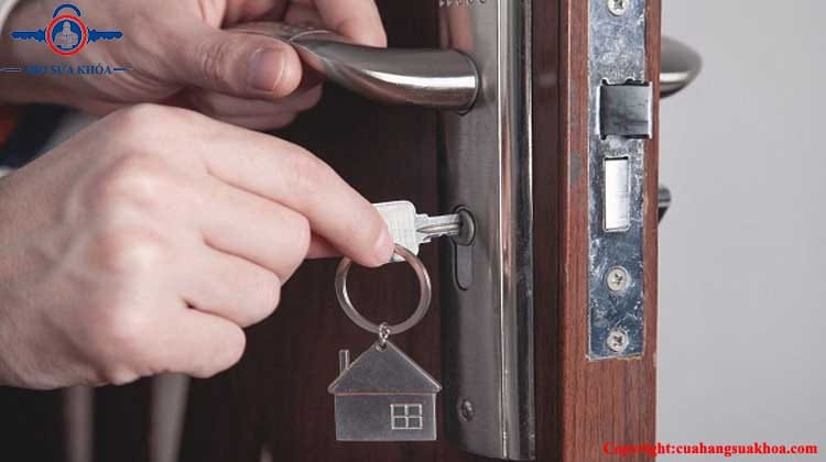 Mẹo khắc phục lõi khóa cửa gỗ bị lỏng