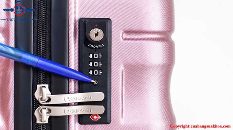 Sử dụng bút bi để mở khóa vali khi quên mật khẩu