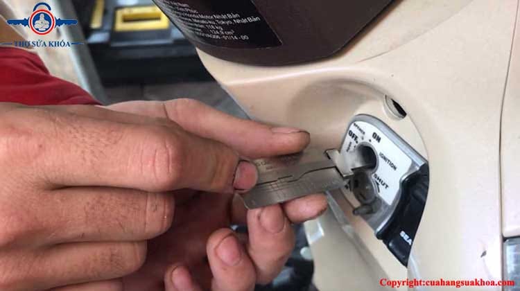 Cách mở khóa xe Vario khi mất chìa khóa
