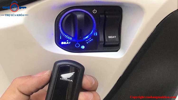 Cách mở khóa Xe Lead khi hết bình