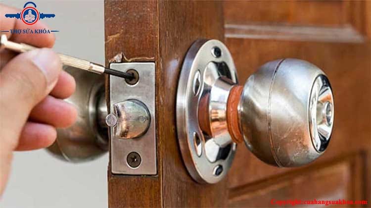 Vách tháo khóa tay nắm tròn từ bên ngoài