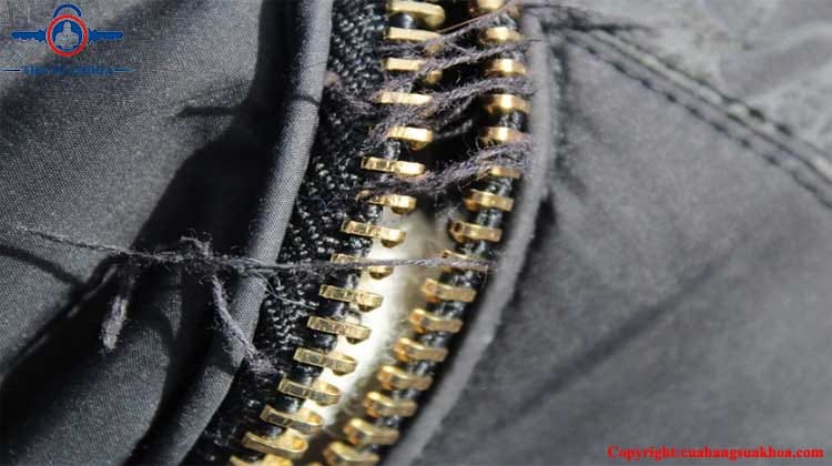 Hình ảnh: Dây khóa vali bị mắc chỉ