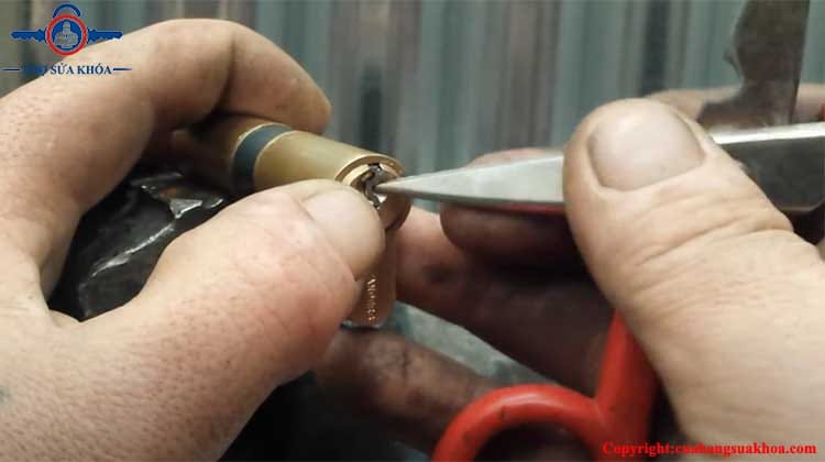 Cách lấy chìa khóa bị kẹt trong ổ bằng Kéo