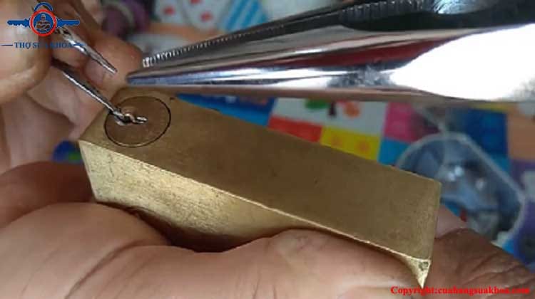 Gắp chìa khóa bị kẹt bằng nhíp hoặc kìm bấm