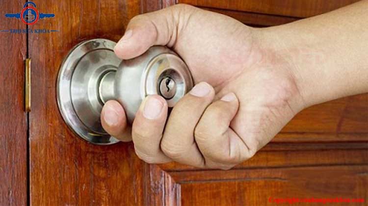Không vặn được thân khóa do bị kẹt cứng