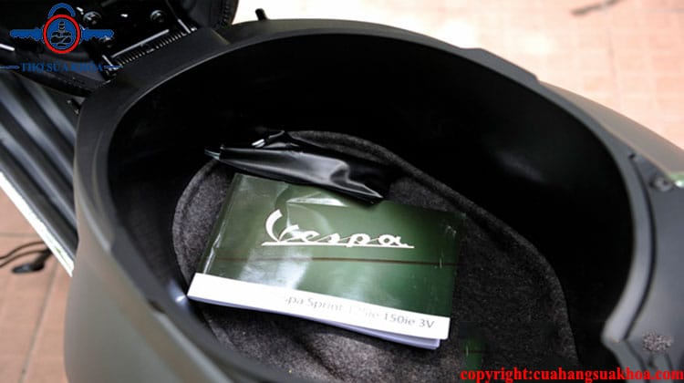 Cách mở cốp xe Vespa khi mất chìa khóa
