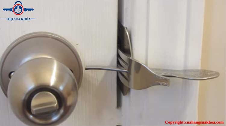 Cách mở cửa khóa vặn bằng dĩa