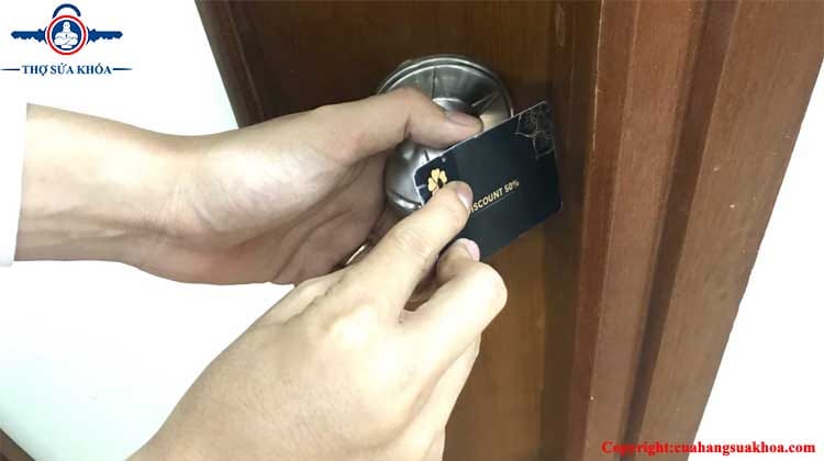 Cách bẻ khóa cửa bằng thẻ ngân hàng