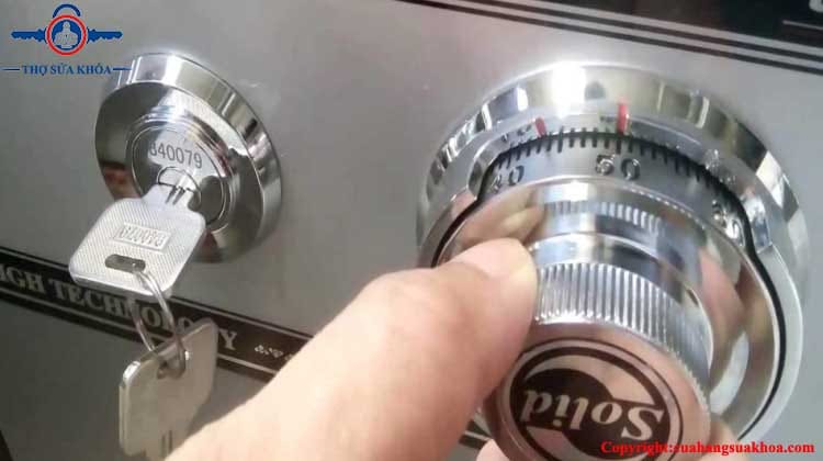 Dùng chìa dự phòng để mở khóa két