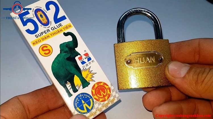Cách bẻ khóa bằng keo 502