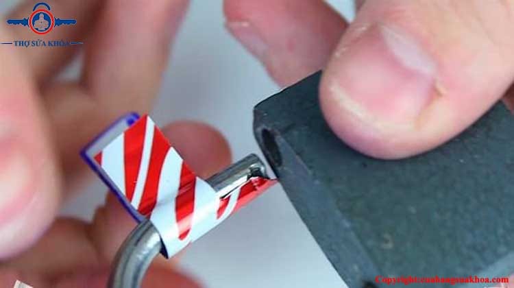 Mở khóa bấm bằng lon nước ngọt