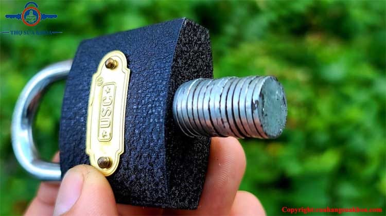 Cách mở cửa khi mất chìa khóa bằng nam châm