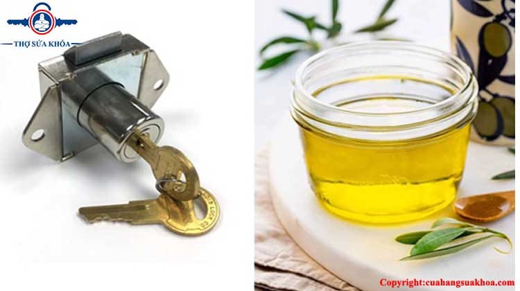 Mở khóa nắm tròn bằng dầu ăn