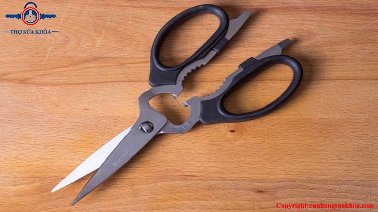 Cách mở ổ khóa tủ văn phòng - Sử dụng kéo