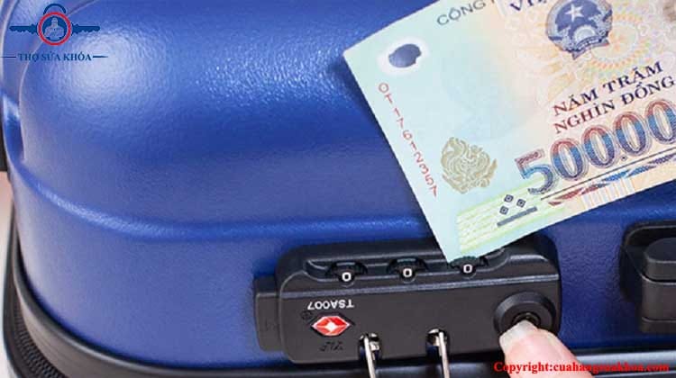 Mở khoá vali bằng tiền polime