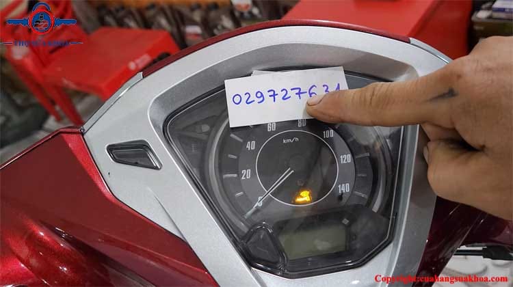 Cách mở khóa Xe Lead khi chìa khóa hết pin