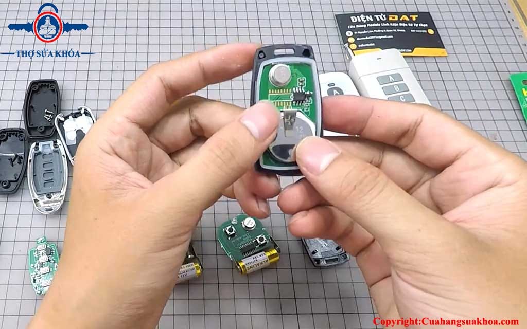 Thay pin remote cửa cuốn