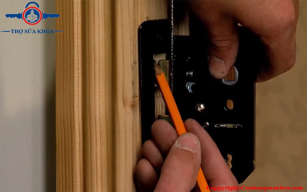 cách lắp ổ khóa tay gạt