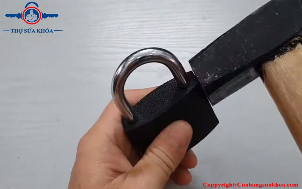 Cách mở ổ khóa chống cắt bằng búa