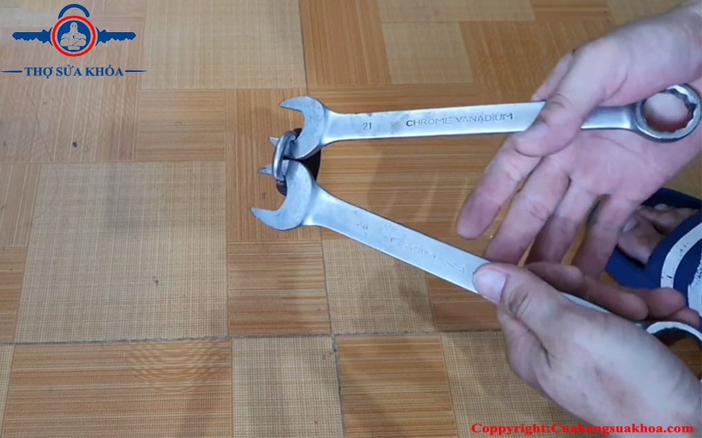 Cách mở ổ khóa chống cắt bằng cờ lê