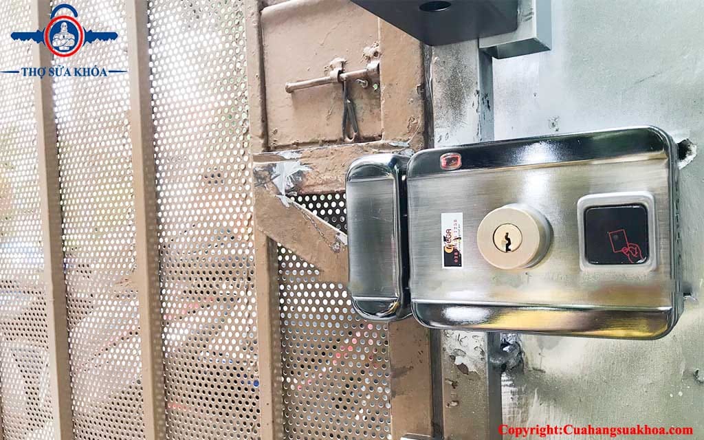 Lắp khóa vân tay cho cổng sắt