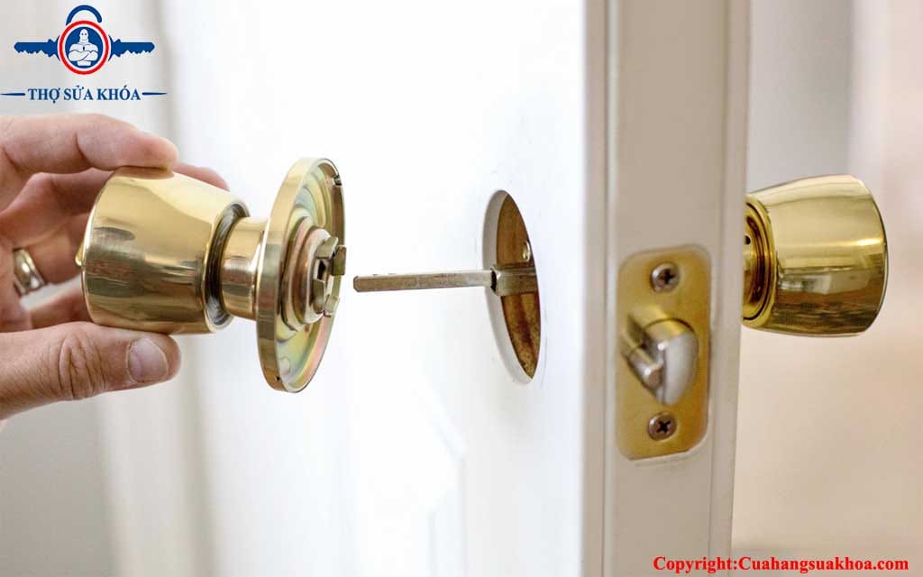 Cách lắp khóa nắm tròn cho cửa gỗ