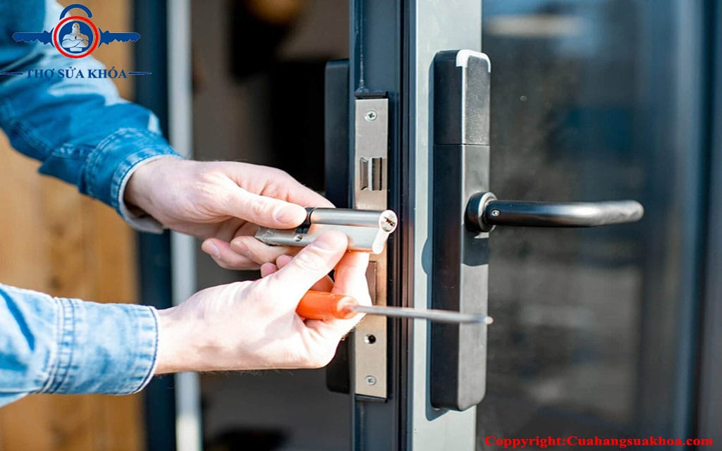 Lắp đặt ổ khóa vân tay