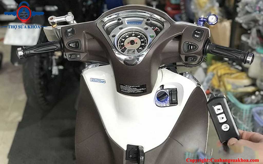 Cách mở khóa cổ xe SH mode