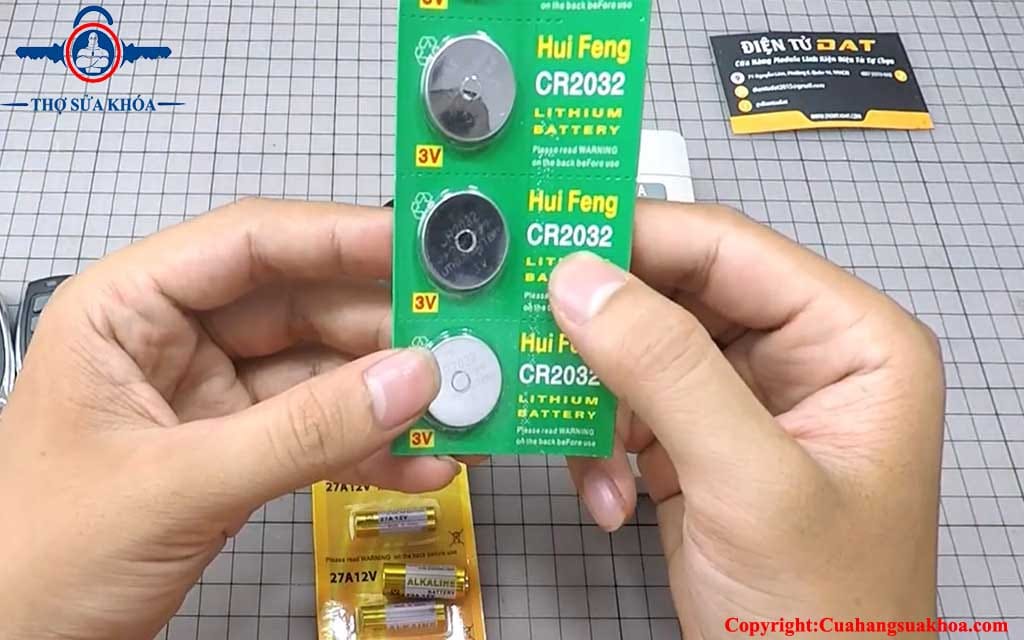 Thay pin remote cửa cuốn