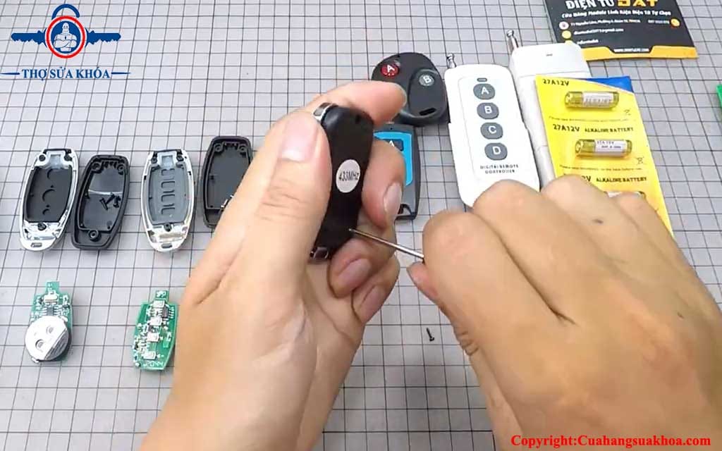 Thay pin remote cửa cuốn