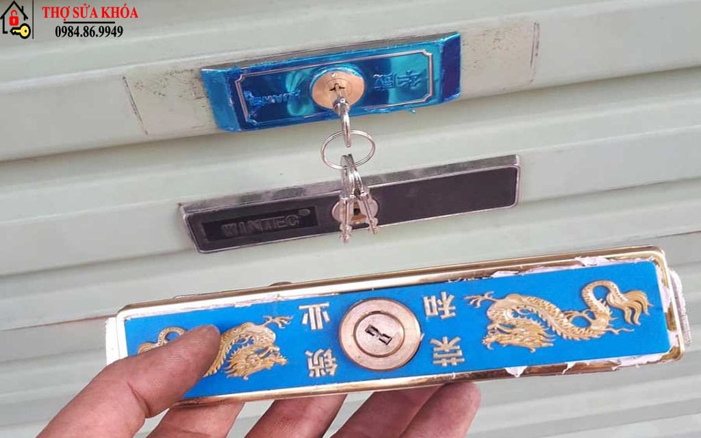 Hình ảnh: Chúng tôi lắp ổ khóa cửa cuốn mới cho khách hàng
