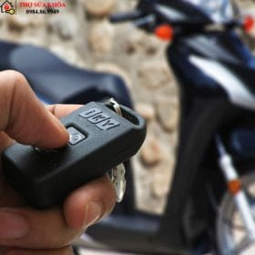 lắp khóa chống trộm xe máy