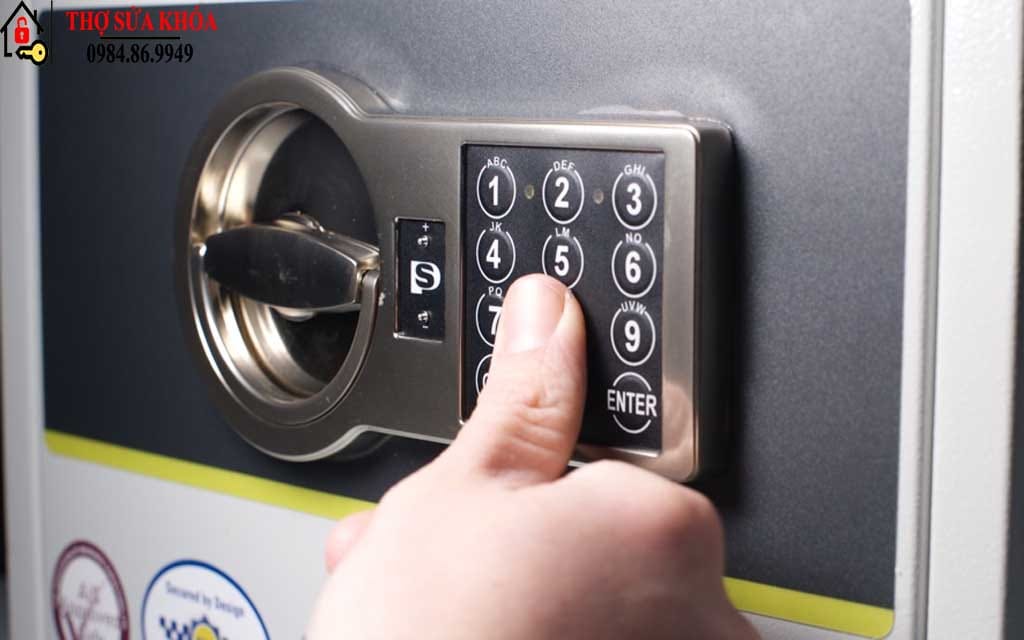 Thợ sửa khóa két sắt