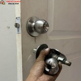 thay khóa cửa tay nắm tròn