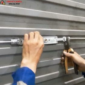 thay ổ khóa cửa cuốn