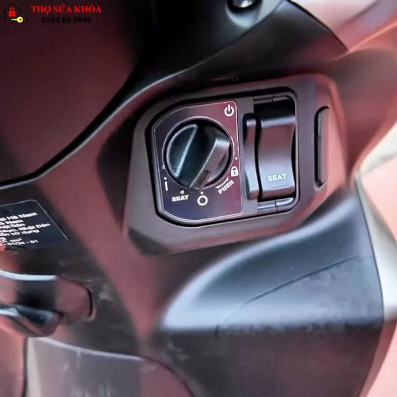 cách mở cốp xe vision khi mất chìa khóa