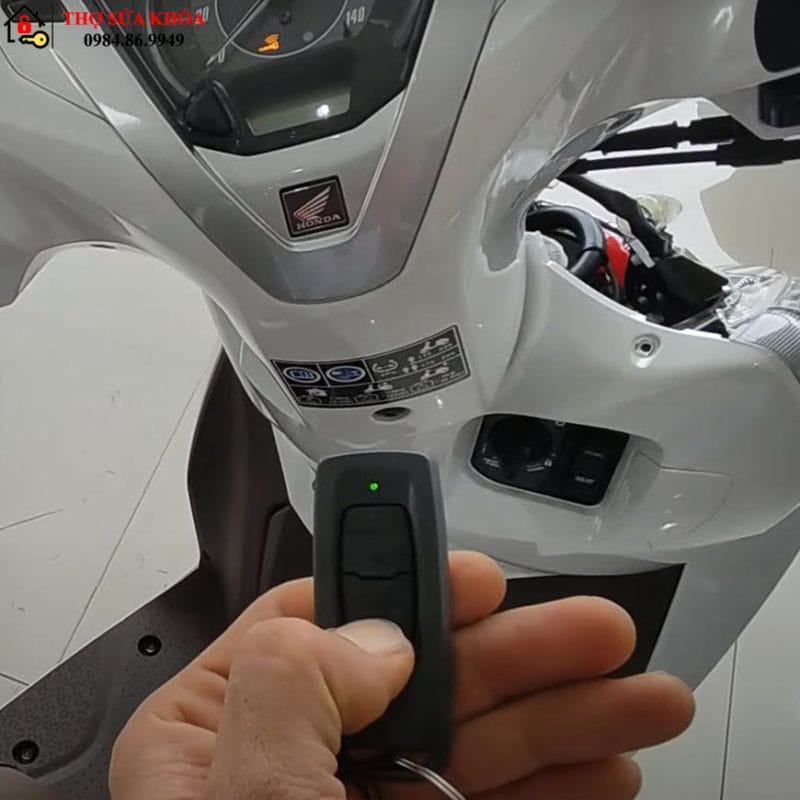 cách sử dụng chìa khóa xe vision