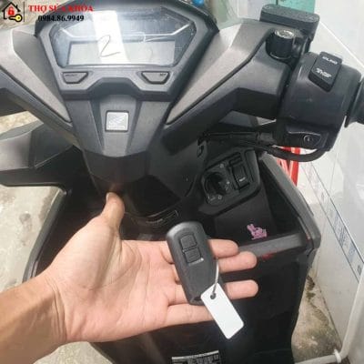 smartkey vision không vặn được